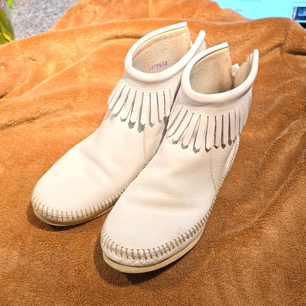 Zip-on Minnetonka White Leather Booties Moccasins
